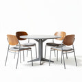Eetkamertafel met ronde witte top en grijze poten inclusief vier stoelen met houten rugleuning