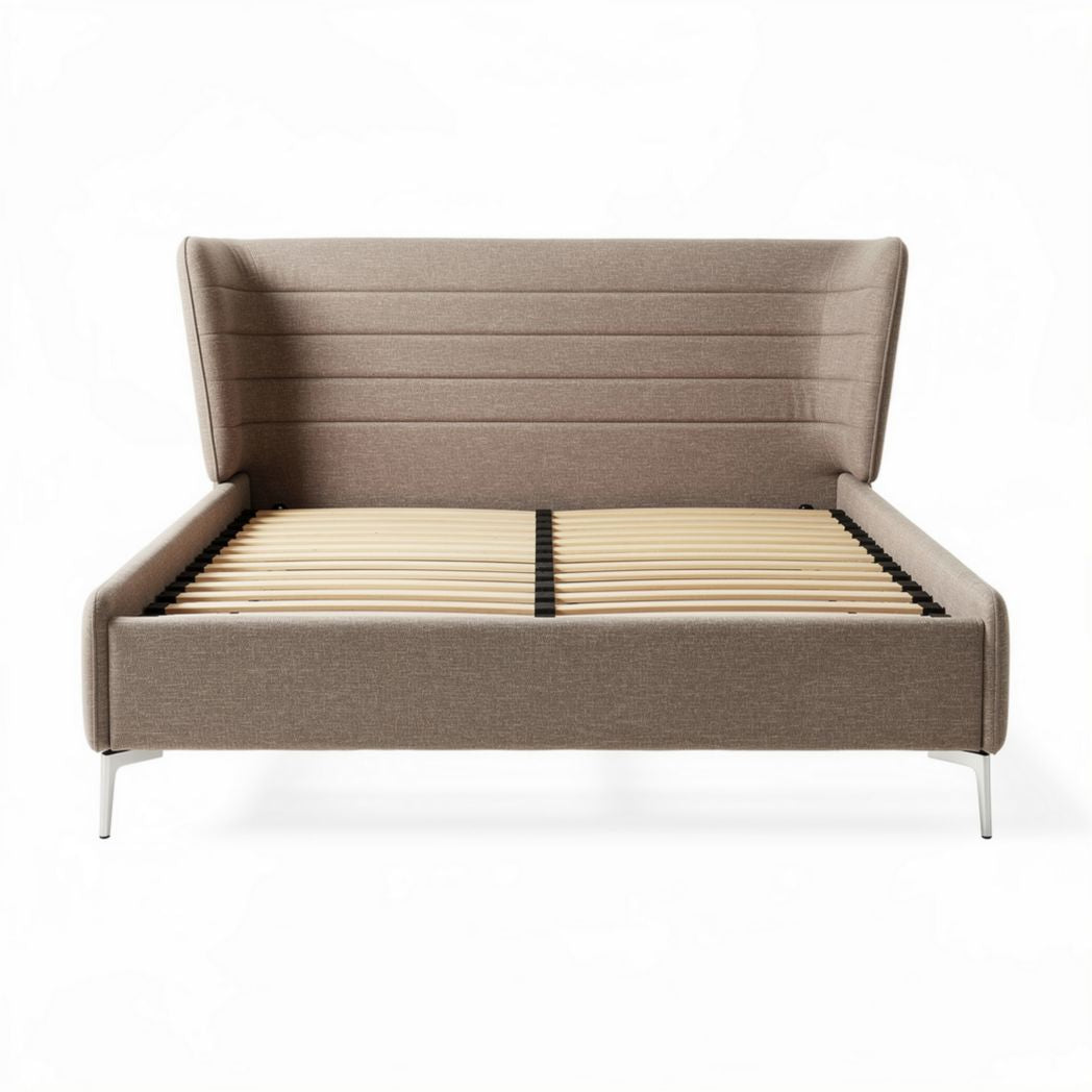 Tapijtbed met gestoffeerde rugleuning van stof in bruin 200 x 160 x 100cm