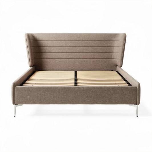 Tapijtbed met gestoffeerde rugleuning van stof in bruin 200 x 160 x 100cm
